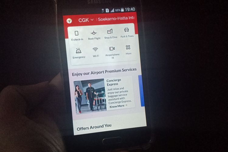 Tampilan aplikasi Indonesia Airport, terdapat menu-menu fitur seperti e-check-in, book flight, shop and dine, park and trans, serta masih banyak lagi