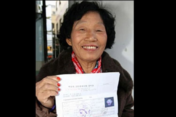 Cha Sa-soon, wanita asal Korea Selatan yang baru mendapatkan SIM setelah lulus ujian yang ke-961 kali.