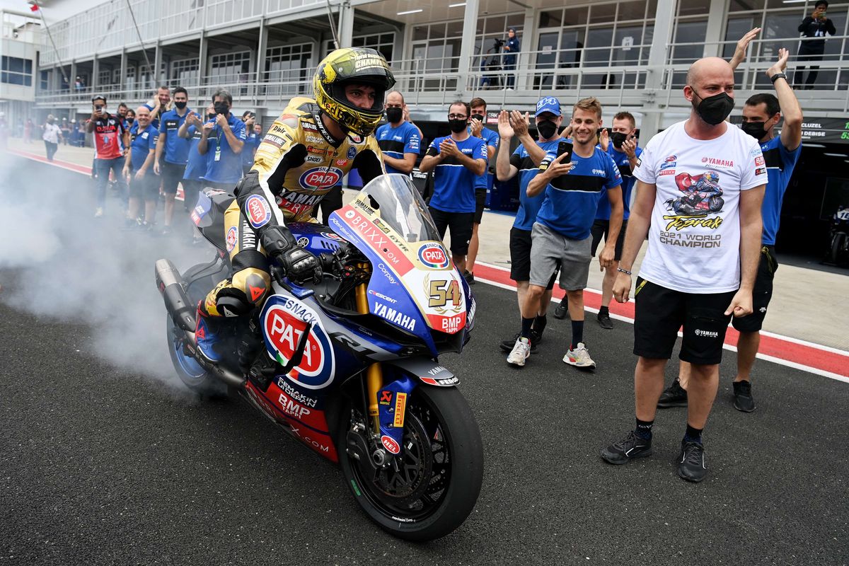 Pebalap tim Pata Yamaha With Brixx World SBK Toprak Razgatlioglu melakukan 'burnout' disaksikan ofisial timnya seusai balapan pertama (race 1) WSBK seri Indonesia 2021 di Pertamina Mandalika International Street Circuit, Lombok Tengah, Nusa Tenggara Barat (NTB), Minggu (21/11/2021). Toprak Razgatlioglu berhasil menjadi juara dunia WSBK 2021.