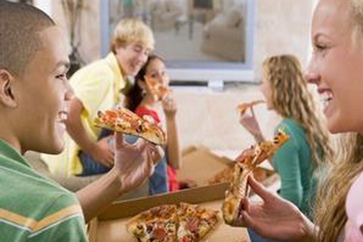 Hentikan kebiasaan makan nasi di depan televisi, karena bisa membuat Anda menimbun lemak tubuh. 