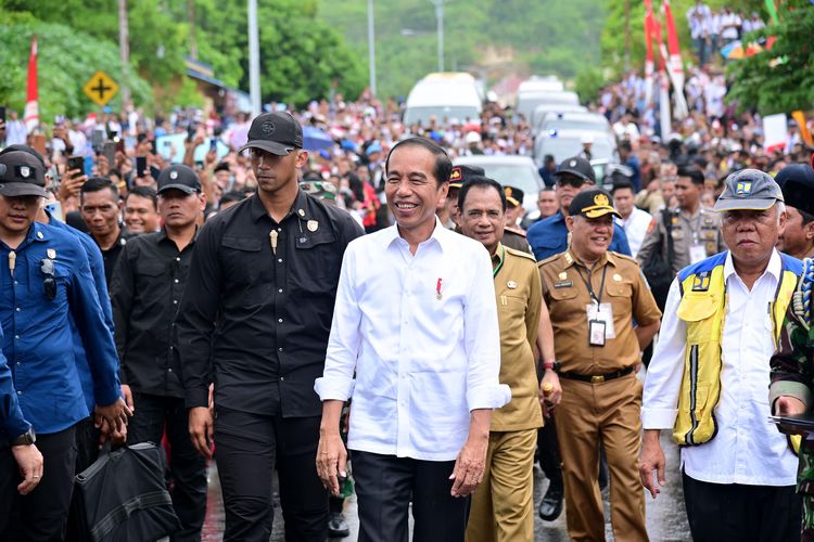 Presiden Joko Widodo saat disambut masyarakat ketika melakukan kunjungan kerja di Kabupaten Banggai Kepulauan, Sulawesi Tengah (Sulteng) dalam kunjungan kerjanya pada Selasa (26/3/2024).