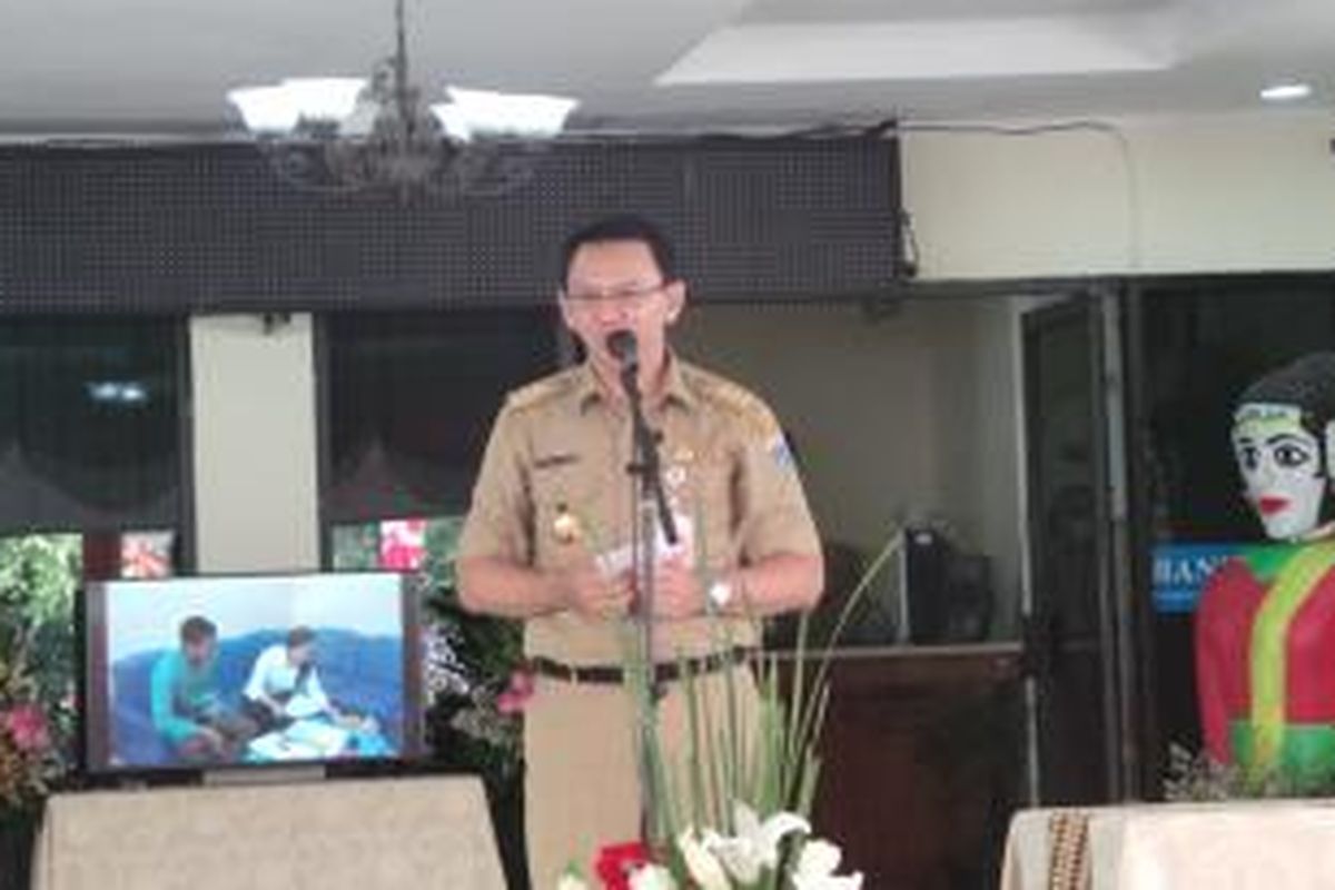 Gubernur DKI Jakarta Basuki Tjahaja Purnama saat meluncurkan one day service pelayanan terpadu satu pintu (PTSP), di Kecamatan Pasar Minggu, Jakarta Selatan, Selasa (18/8/2015). 