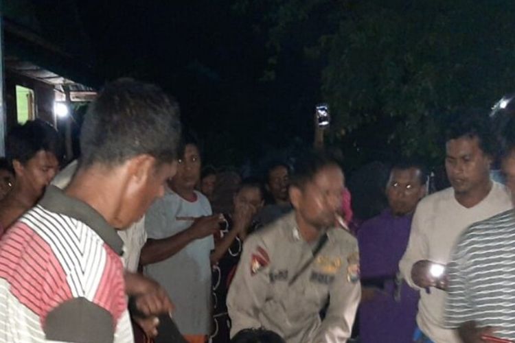 Pihak kemananan saat mengevakuasi kawanan pencuri dari amukan massa, Senin (07/12/2020)