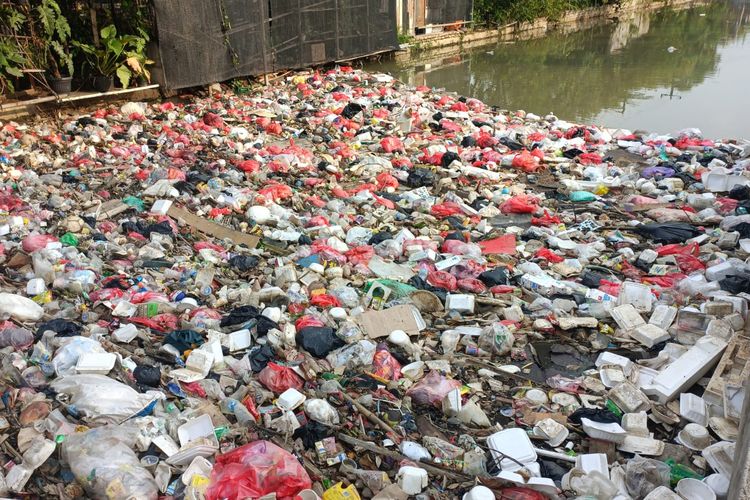 Kondisi tumpukan sampah plastik dan styrofoam di aliran Kali Jalan Baru, Duren Jaya, Bekasi Timur, Kota Bekasi pada Kamis (27/10/2022). Tumpukan sampah itu terus datang meski petugas kebersihan berulang kali membersihkan aliran kali.