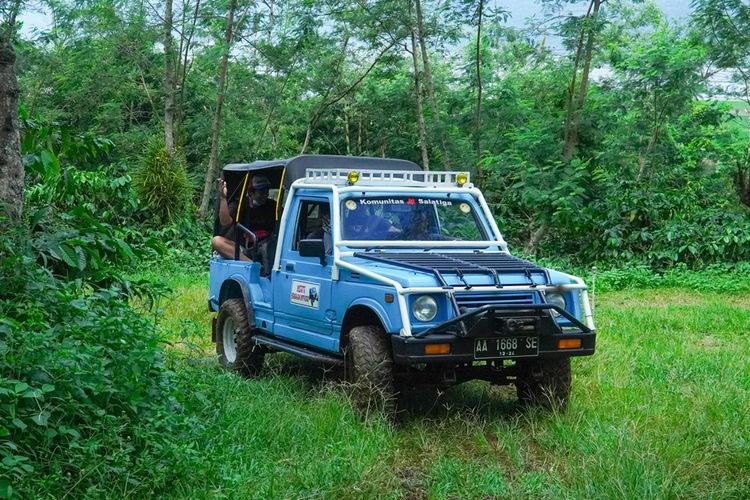 Jeep yang digunakan untuk offroad di Kampoeng Kopi Banaran