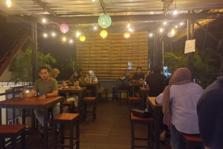 Suasana kafe kopi milik Muzayin (42) di kawasan Plaosan, Purworejo, Jawa Tengah.