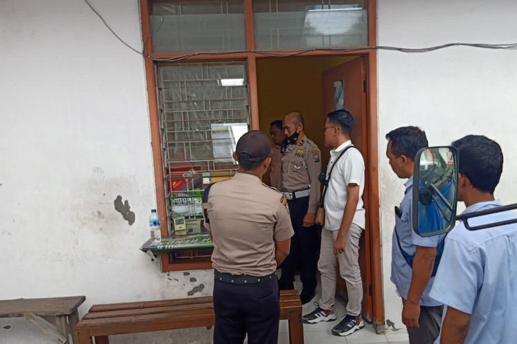 Polisi saat mendatangi lokasi dan melakukan penyelidikan setelah brankas di ruang kasir PT Padma Tirta Wisesa di Desa Karang Kembang, Kecamatan Babat, Lamongan, Jawa Timur, dibobol maling.