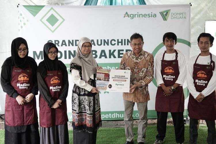 Direktur Pemberdayaan Ekonomi Dompet Dhuafa Ana Rahmawati bersama Marketing Director Agrinesia Raya Nanang Siswanto saat menghadiri peluncuran Madina Bakery di Zona Madina, Parung, Bogor, Senin (23/12/2024). 