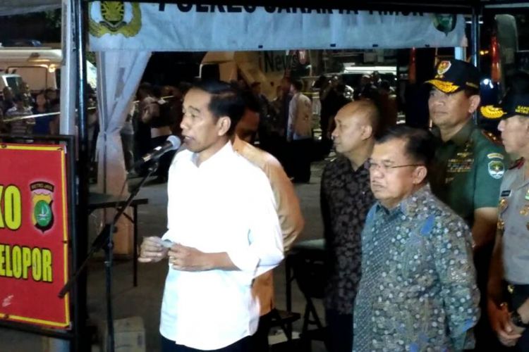 Presiden-Wakil Presiden RI Joko Widodo mendatangi lokasi ledakan di Kampung Melayu, Jakarta Timur, Kamis (25/5/2017)