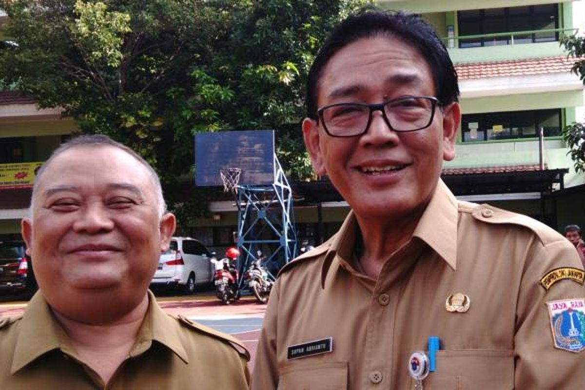 Kepala Dinas Pendidikan DKI Jakarta Sopan Adrianto (kanan foto) di SMAN 30, Cempaka Putih, Jakarta Pusat, saat memantau UN, Senin (4/4/2016)