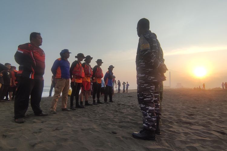 Tim SAR gabungan melakukan operasi pencarian pelajar yang tenggelam di Pantai Bunton, Kecamatan Adipala, Kabupaten Cilacap, Jawa Tengah, Jumat (14/6/2024) sore.