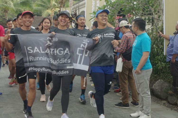 Komunitas lari Salatiga Runner Buddies memulai jogging sejauh 4,16 Km dalam fun run #RoadtoBorobudurMarathon