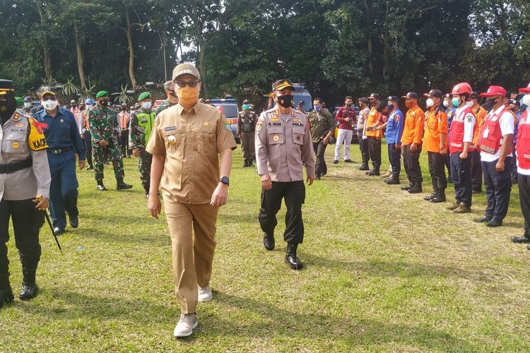 Kepala Polres Sukabumi Kota AKBP Sumarni (kiri) bersama Wali Kota Sukabumi Achmad Fahmi (tengah) saat periksa pasukan pada Apel Gelar Pasukan Operasi Ketupat Lodaya 2021 di Lapang Merdeka, Sukabumi, Jawa Barat, Rabu (5/5/2021).
