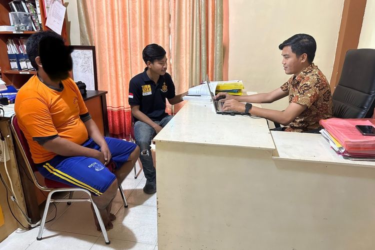Seorang Ketua Panitia Pemungutan Suara (PPS) di Kabupaten Kayong Utara, Kalimantan Barat (Kalbar) berinisial AS telah diamankan pihak kepolisian. 