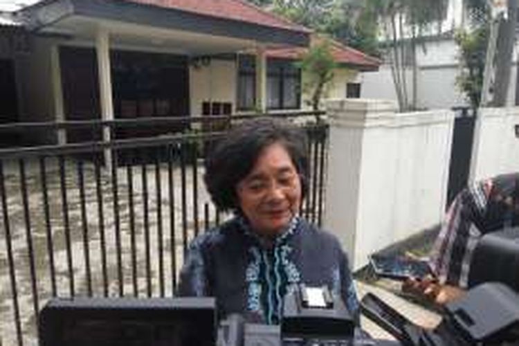 Mantan Menteri Pemberdayaan Perempuan dalam Kabinet Indonesia Bersatu periode 2004 - 2009, Meutia Farida Hatta Swasono menyambangi Rumah Tahanan Klas II A Jakarta Timur, Kamis (10/11/2016), untuk menjenguk mantan Menteri Kesehatan Siti Fadilah Supari.