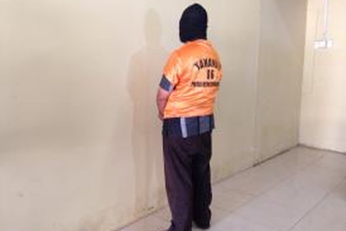 Ali Mahmudin (45), pemilik sekaligus tersangka kasus dugaan penipuan oleh Wawai Bride ditampilkan di Polres Jakarta Barat, Senin (25/5/2015).