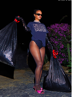 Penyanyi Rihanna dalam sampul Harpers Bazaar edisi September 2020.