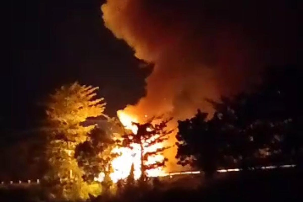 Kondisi truk milik TNI yang meeledak dan terbakar di ruas jalan Tol Gempol-Pasuruan, Senin malam (05/05/2025) 