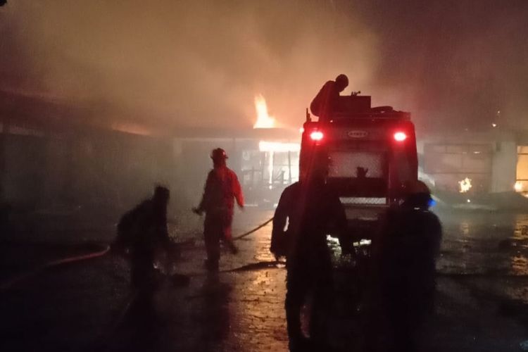 Petugas BPBD dan Damkar Kabupaten dan Kota Tasikmalaya, Jawa Barat, tengah berupaya memadamkan api yang membakar Pasar Salak Cineam, Kabupaten Tasikmalaya pada Senin (1/5/2023) dini hari.