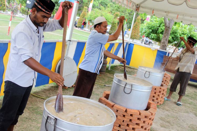 Pekerja memasak kanji rumbi di Kompleks Islamic Center, Kota Lhokseumawe, Minggu (20/5/2018)