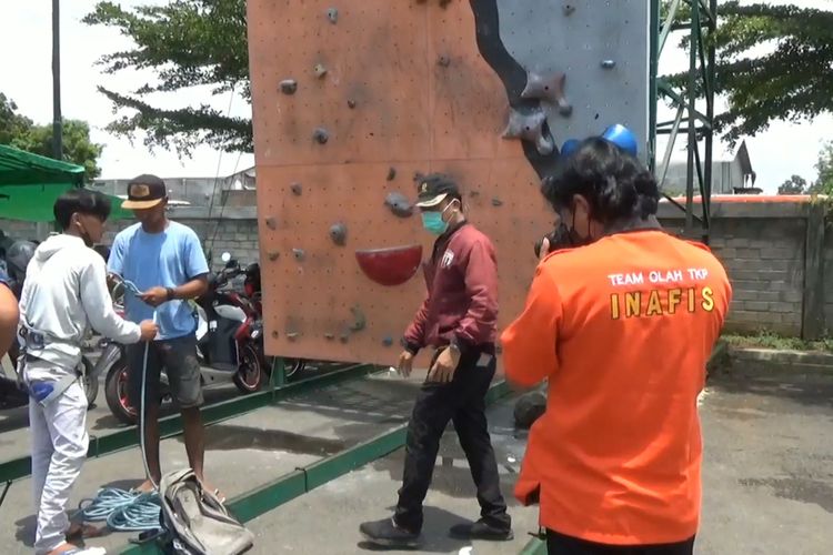 Polisi Tulungagung Jawa Timur, melakukan olah tempat kejadian jatuhnya pelajar saat latihan panjat tebing, di Gor Lembu Peteng Tulungagung Jawa Timur, Minggu (31/11/2021).