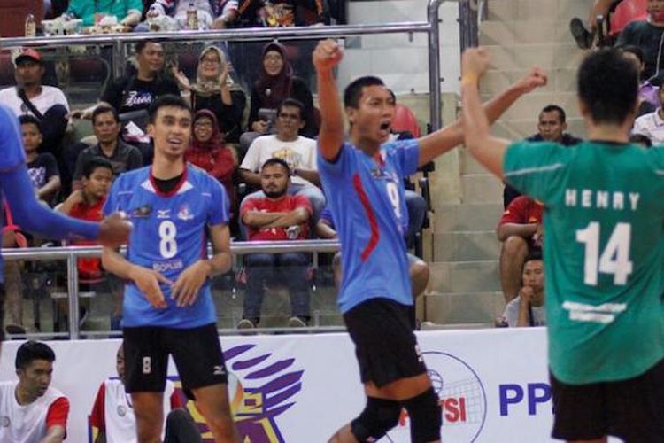 Pemain Surabaya Bhayangkara Samator merayakan raihan poin atas tim Batam Sindo BVN pada hari terakhir Seri III putaran pertama Proliga 2017 di Stadion Olahraga Temenggung Abdul Jamal, Minggu (12/2/2017).