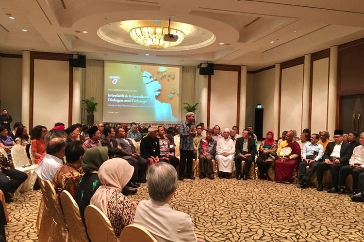 Wakil Menteri Luar Negeri A.M. Fachir berbicara di tengah acara dialog antaragama dan antarbudaya Indonesia-Singapura, Jumat (15/07/2017), di Hotel Furama RiverFront, Singapura. 