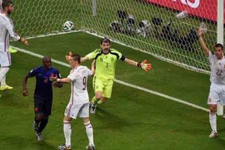 Reaksi penjaga gawang Spanyol, Iker Casillas (tengah), setelah bek Belanda, Stefan de Vrij, mencetak gol ke gawang Spanyol pada laga penyisihan Grup B Piala Dunia 2014, Jumat (13/6/2014).