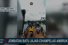 Jembatan Apung di Bandung Barat Ambruk, 2 Pengendara Motor Nyemplung ke Sungai Citarum