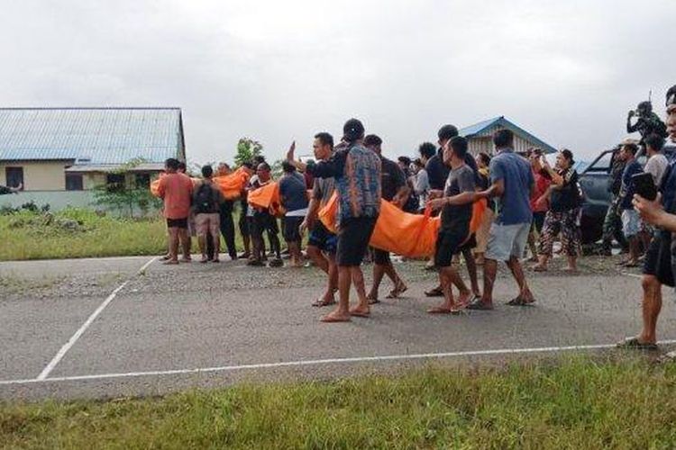 EVAKUASI - Aksi kekejaman KKB di Kabupaten Nduga, Provinsi Papua menewaskan 11 warga yang satu di antaranya adalah pendeta. Korban meninggal lainnya dievakuasi ke Kabupaten Mimika oleh petugas gabungan dari TNI, dan Polri. 
