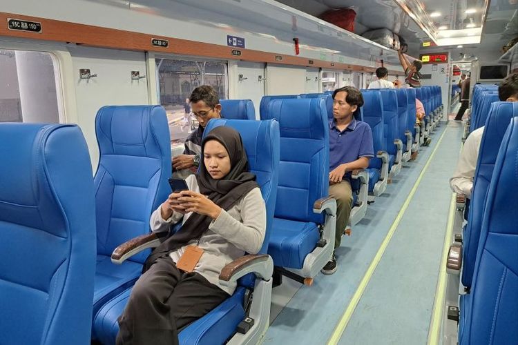 Sejumlah penumpang menunggu keberangkatan di kereta ekonomi New Generation KA Gaya Baru Malam Selatan di Stasiun Gubeng Surabaya, Sabtu (16/3/2024). 