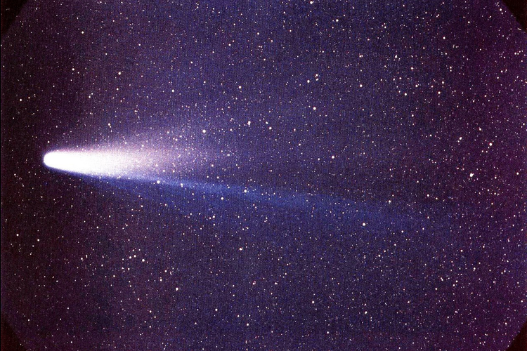 Komet 1P/Halley seperti yang diambil pada tanggal 8 Maret 1986 oleh W. Liller, Easter Island, bagian dari Jaringan Fenomena Skala Besar International Halley Watch (IHW).