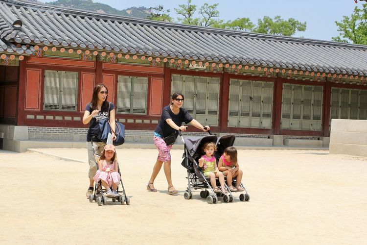 Turis yang membawa anak di Gyeongbokgung Palace, Korea Selatan. 