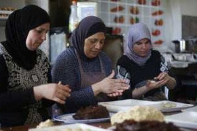 Para perempuan di Ramallah, Palestina, membuat penganan manis pada bulan Ramadhan.
