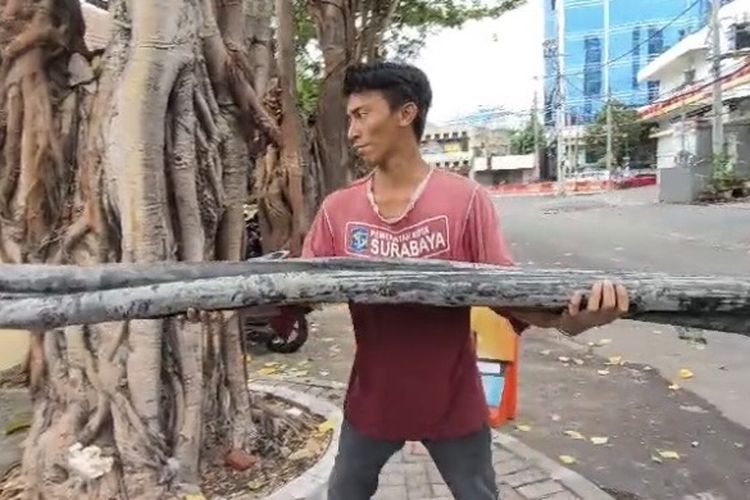 Kulit kabel bekas curian yang menumpuk di saluran air Surabaya, Selasa (3/12/2024!.