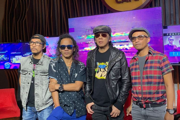 Anggota grup musik Slank saat menggelar konferensi pers berkait rencana konser SMILE INDONESIA dalam rangka menandakan karier mereka selama 39 tahun di industri musik Indonesia, di kawasan SCBD, Jakarta Selatan, Kamis (13/10/2022).