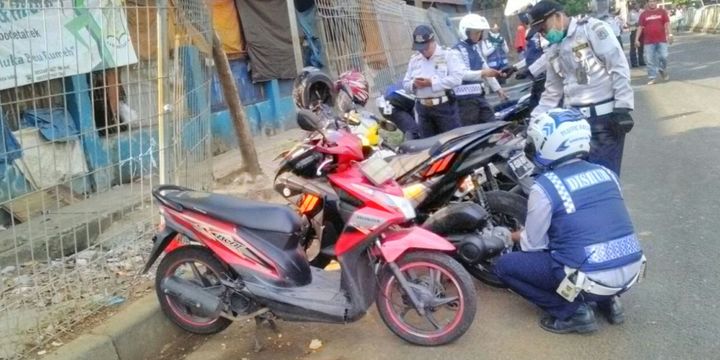 Sudinhub Jaksel Gembosi 30 Motor Yang Parkir Liar Di Kawasan Pasar Minggu, Selasa (17/7/2018)