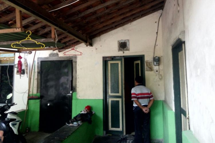 Ketua RT 05/RW 35 Bedingin Wetan, Sumberadi, Mlati, Sleman, Sumarjono saat mengunjungi rumah kontrakan dan berbicara dengan anak kedua SFH yang telah dipulangkan.