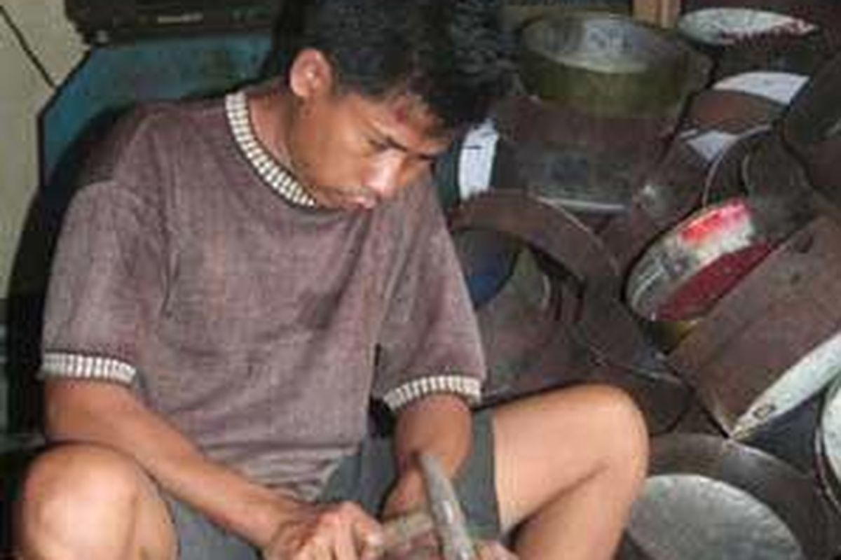 Salah seorang perajin logam di Desa Pesarean, Kecamatan Adiwerna, Kabupaten Tegal sedang menyelesaikan pembuatan kompor minyak tanah, Senin (31/1). Akibat kenaikan harga bahan baku dan sulitnya penjualan produk logam, seperti kompor minyak tanah, industri logam di Desa Pesarean kian terpuruk. 