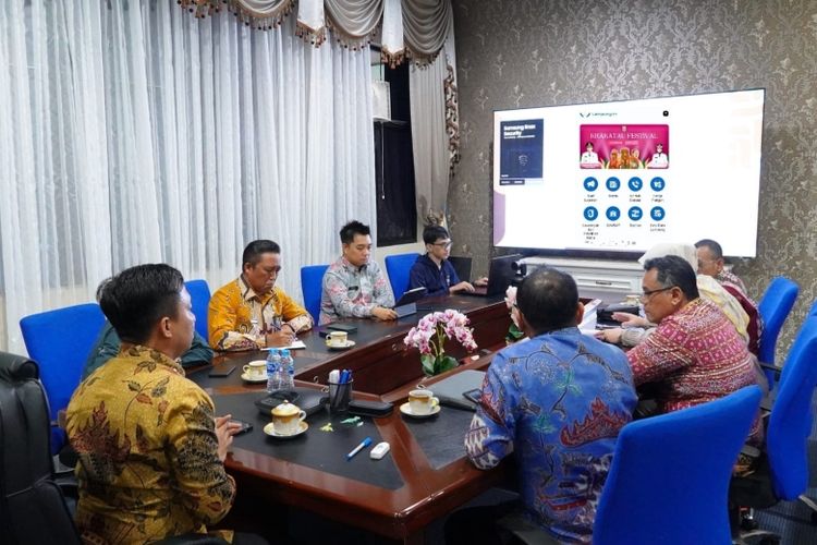 Suasana pembahasan implementasi dan pengembangan aplikasi Lampung-In bersama Sekretaris Daerah Provinsi (Sekdaprov) Lampung Marindo Kurniawan dan pihak terkait.