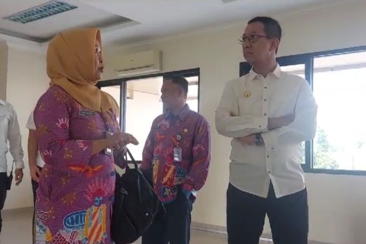 Penjabat (Pj) Gubernur DKI Heru Budi Hartono melakukan inspeksi mendadak (sidak) ke kantor Kelurahan Palmeriam, Matraman, Jakarta Timur pada Kamis (2/11/2023).