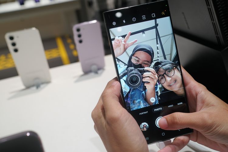 Ilustrasi selfie dengan kamera depan Galaxy S23 yang kini beresolusi 12 MP, bukan 40 MP seperti pada kamera selfie Galaxy S22 Ultra.