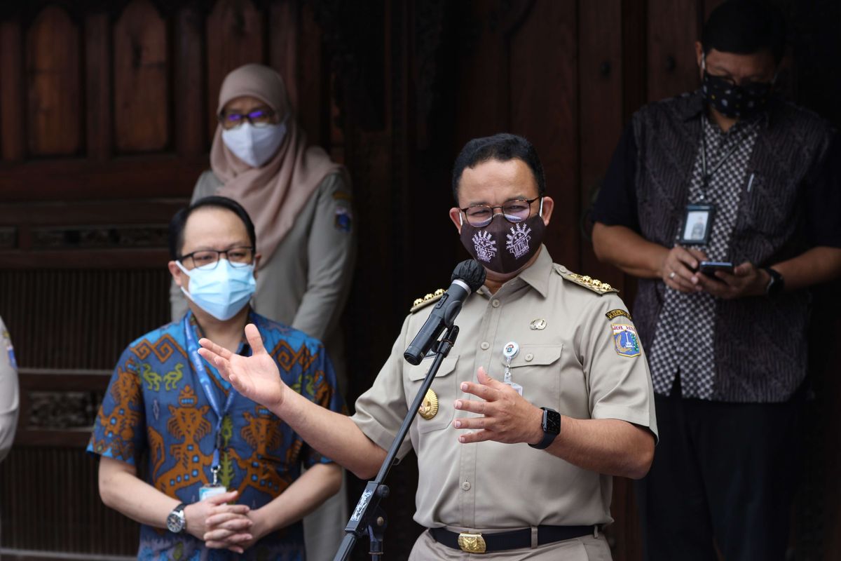 Gubernur DKI Jakarta, Anies Baswedan memberi sambutan usai menyaksikan proses vaksinasi Covid-19 di Sentra Vaksinasi KG di Bentara Budaya Jakarta, Palmerah Selatan, Jakarta Pusat, Senin (28/6/2021). Vaksinasi kerjasama Dewan Pers dan Kompas Gramedia ini bertepatan dengan HUT ke-56 Harian  Kompas. Target peserta vaksinasi sebanyak 10.000 pekerja media.