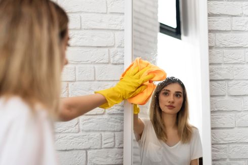 Cara Membersihkan Cermin Dengan Benar Agar Tidak Tergores