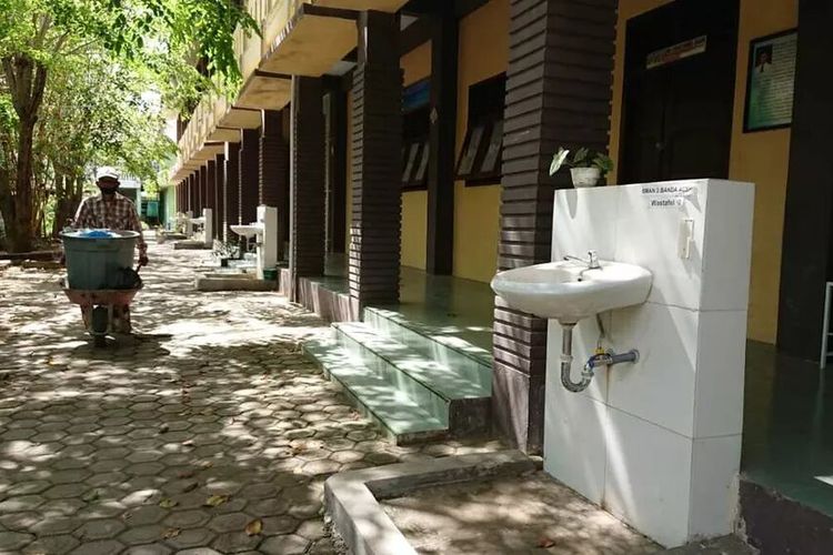 Tempat cuci tangan yang dibangun menggunakan dana penanganan Covid-19 oleh Pemprov Aceh di SMA Negeri 3 Banda Aceh, Senin (7/3/2022), tidak berfungsi. Proyek pembangunan tempat cuci tangan 390 unit kini diproses hukum oleh Polda Aceh karena diduga ada praktik korupsi.