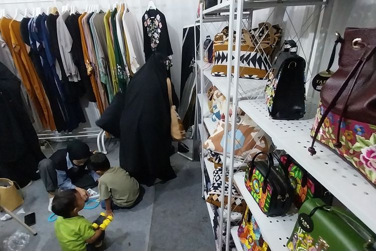 Tara Bag Indonesia brand tas bordir ciri khas Kota Tasikmalaya, Jawa Barat, saat di pameran Muslim Fair 2024 Kota Tasikmalaya di Plaza Asia, Minggu (29/9/2024) malam.