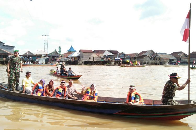 Perahu susur sungai yang digunakan untuk membagikan bendera merah putih di Sungai Arut Pangkalan Bun, Selasa (15/8/2017)
