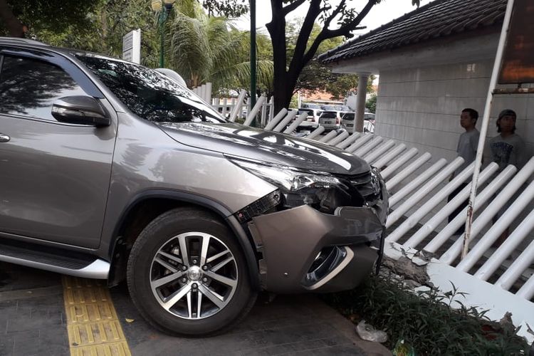 Sebuah mobil menabrak pagar Gereja Immanuel di Gambir, Jakarta Pusat, Sabtu (14/12/2019) petang