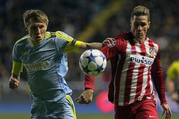 Evgeni Postnikov dan Fernando Torres saat Astana menjamu Atletico Madrid, Selasa (3/11/2015). 