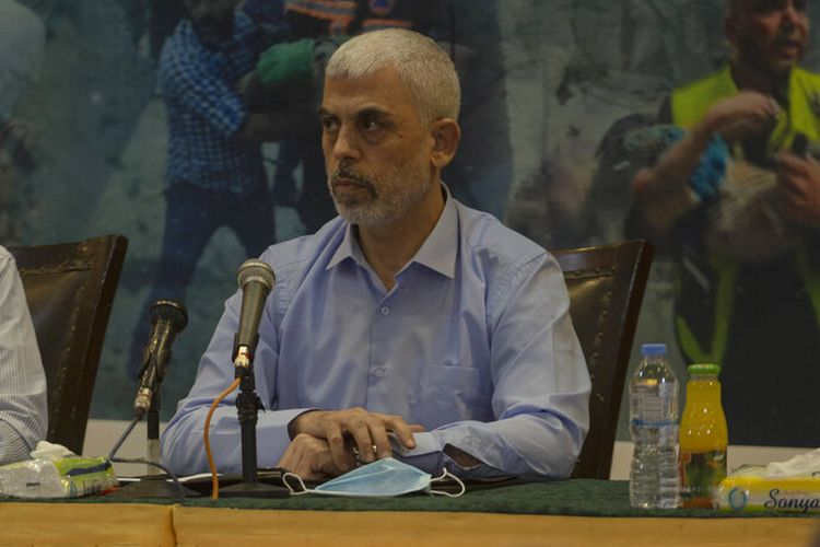 Yahya Sinwar, pemimpin Hamas Palestina di Jalur Gaza, bertemu dengan pers asing, di Kota Gaza, Rabu, 26 Mei 2021.